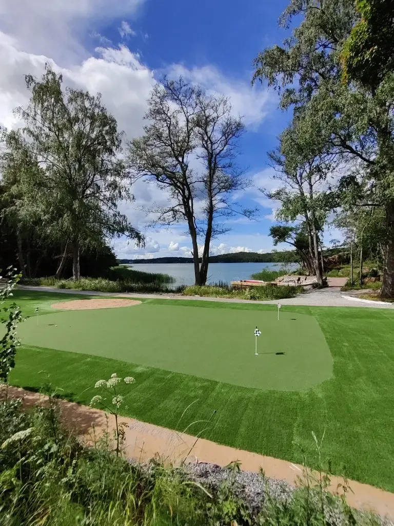 Monipuolinen golf-harjoittelualue kotipihalla tekonurmesta toteutettuna
