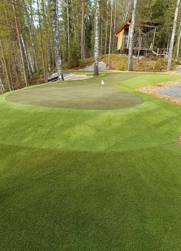 Puttigreenin yksityiskohta: tiheä kuiturakenne mahdollistaa tarkat putit
