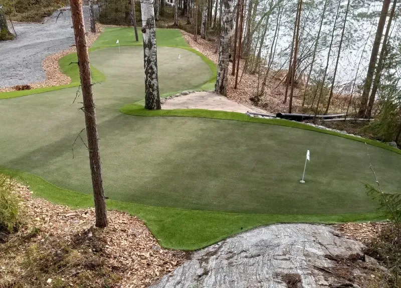 Golf-tekonurmi kotipihan viheriönä - täydellinen pelattavuus ja rullaus