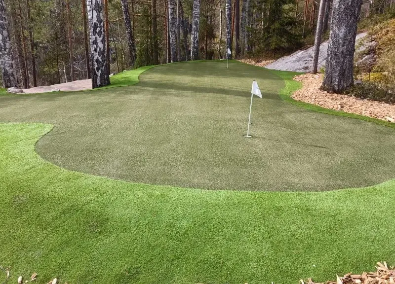 Laadukas golf-tekonurmi ja puttigreeni omakotitalon pihalle asennettuna