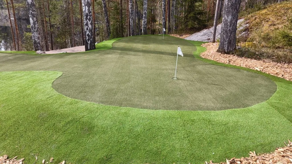 Upea kotipihan golfviheriö