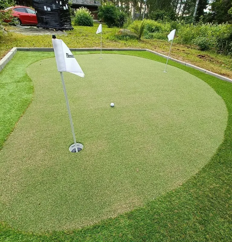 Vihreä unelmapiha: golf-viheriö tekonurmesta tuo luksusta asumiseen