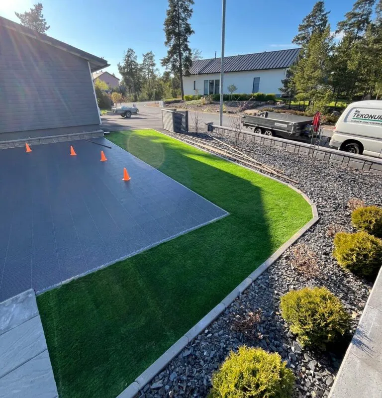 Moderni ja tyylikäs tekonurmipihan asennuskohde - huoltovapaa ja vihreä lopputulos
