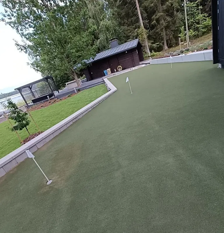 Puttimatto ja golf-tekonurmi asennettuna harrastuskäyttöön