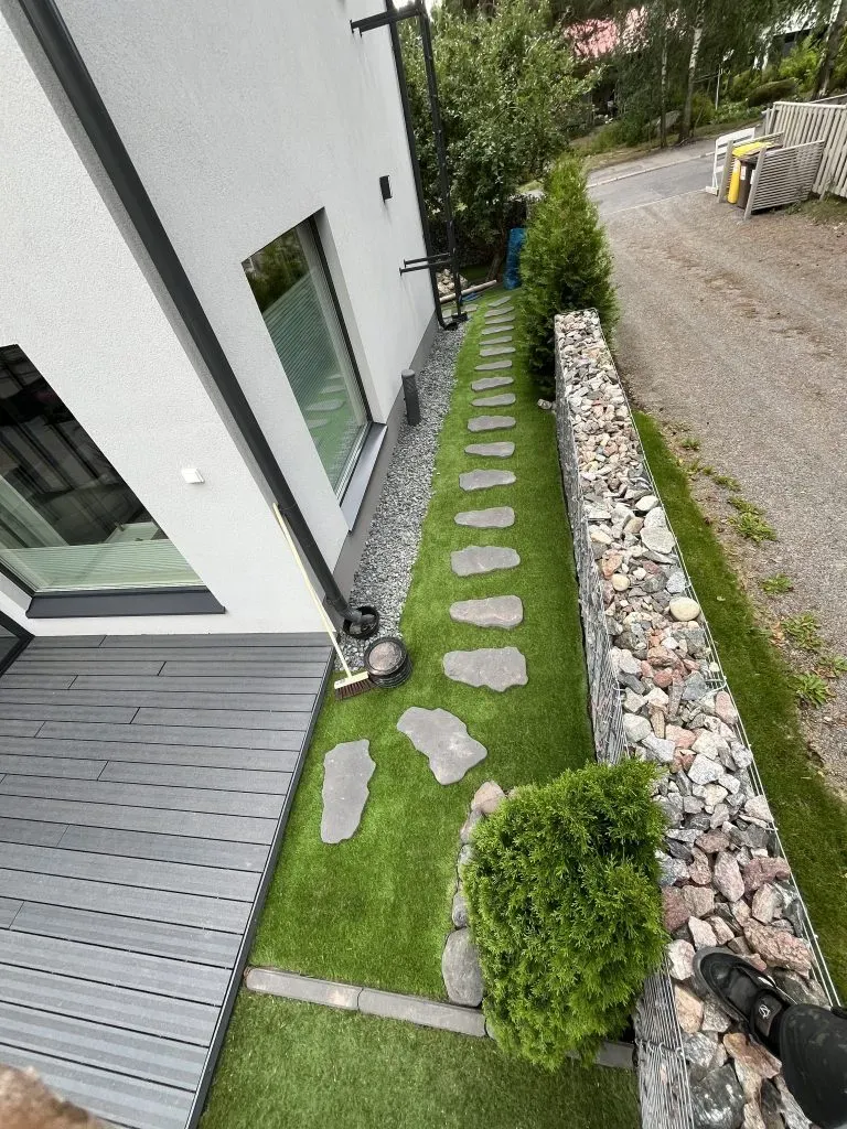 Tekonurmen reunustus kuorikatteella tai soralla