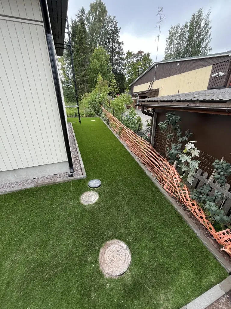 Tekonurmen reunustus tyylikkäällä reunakivellä