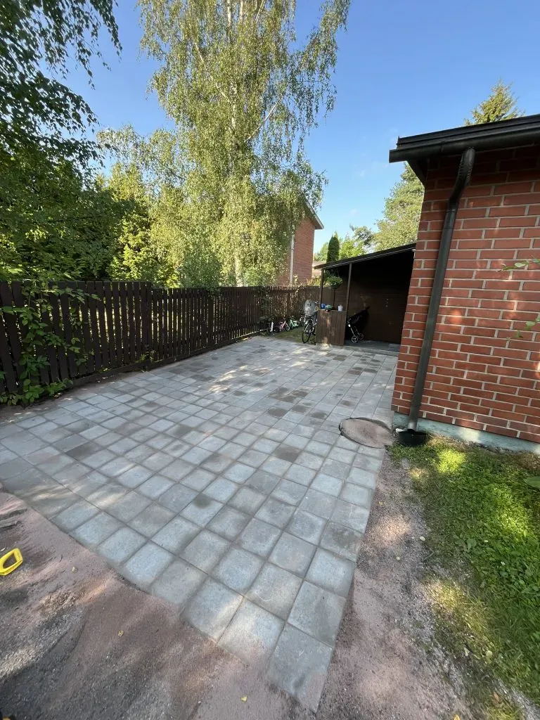 Tekonurmen ja kiveyksen yhdistäminen pihalla