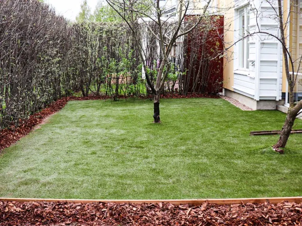 Tekonurmen lautareunustus luonnonmukaiseen viimeistelyyn