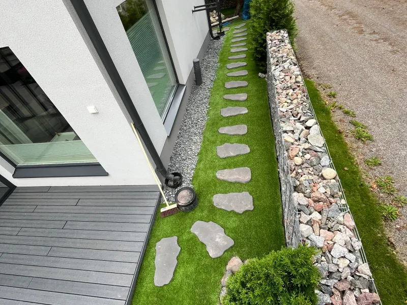 Huoliteltu omakotitalon piha