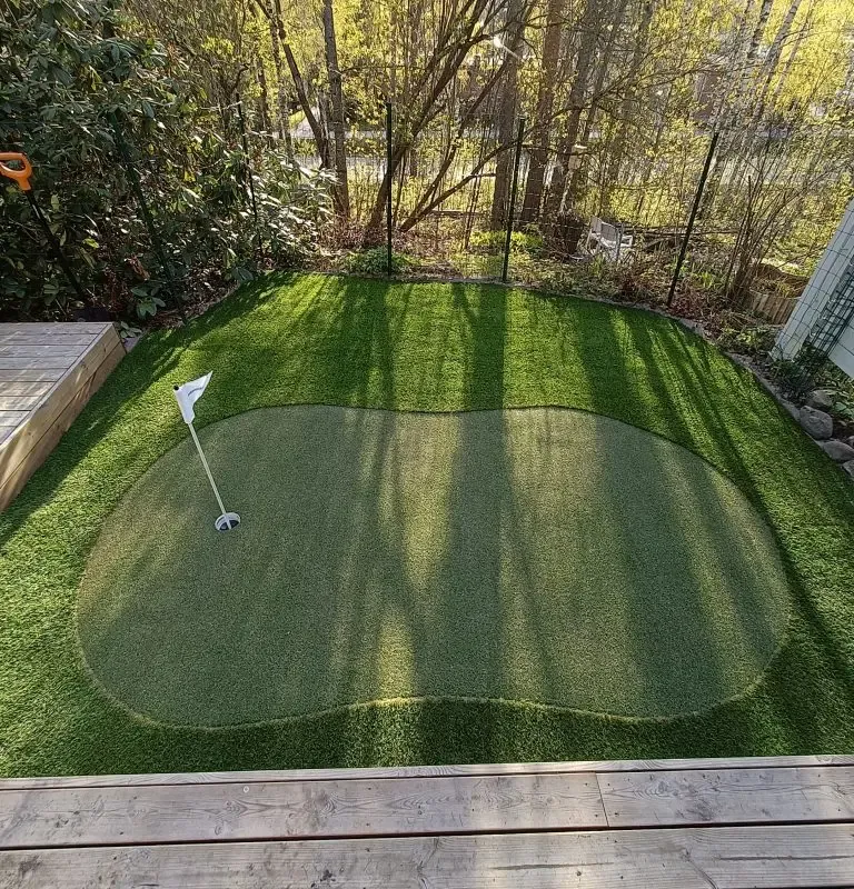 Upea takapihan golf-puttigreeni, joka on aina vihreä ja trimattu